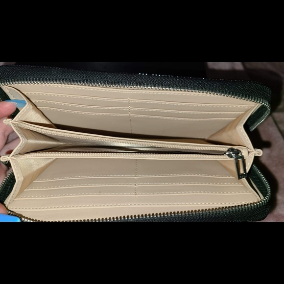 Black Guess wallet - Picture 4 of 6